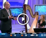 Stéphane Gendron joue de la harpe